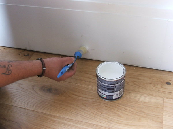 Etape 23 : Réaliser les retouches de peinture acrylique au niveau des plinthes si besoin.