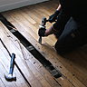 Etape 1 : L’ancien parquet est enlevé à l’aide d’un burin et d’une massette.