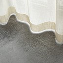 Les rideaux aériens évoquent le tracé des côtes rocheuses de la Suède qui longent la mer Baltique. Et le sol reprend l’aspect minéral de l’environnement extérieur.