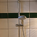 Après les travaux, la nouvelle douchette a fière allure sur son nouveau support ultra fonctionnel.