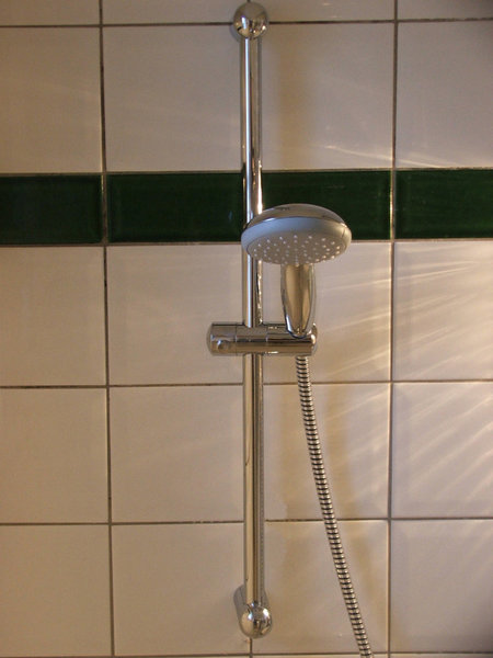 Après les travaux, la nouvelle douchette a fière allure sur son nouveau support ultra fonctionnel.