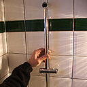 Etape 7 :  Placer le nouveau support de douchette afin de réaliser le repérage de fixation au crayon à papier, en vue du perçage.