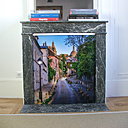 Après la pose du visuel décoratif, la cheminée semble ravivée dans son ensemble, alliant le classique du marbre au style contemporain de la plaque illustrée.