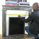 Etape 1 : prendre les cotations avec précisions de l’enfoncement de l’ouverture du foyer de la cheminée, la longueur ainsi que sa largeur.