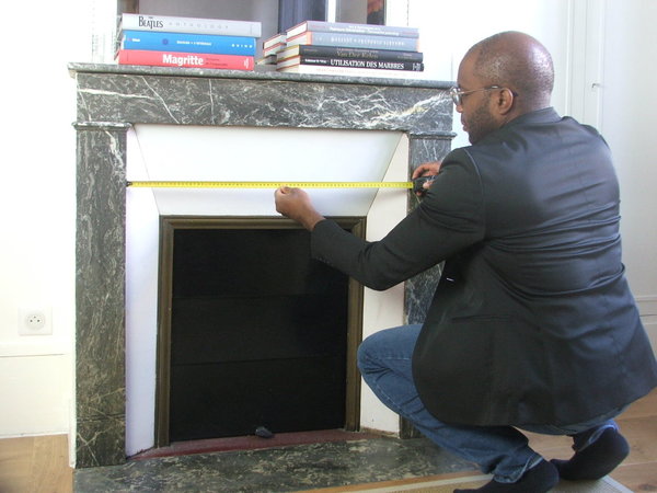 Etape 1 : prendre les cotations avec précisions de l’enfoncement de l’ouverture du foyer de la cheminée, la longueur ainsi que sa largeur.