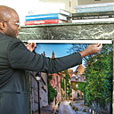 Etape 4 : fixer la moulure en bois sur le haut du visuel, en veillant à bien appuyer dessus. Ainsi le visuel sera bien aligné au niveau du linteau de la cheminée.