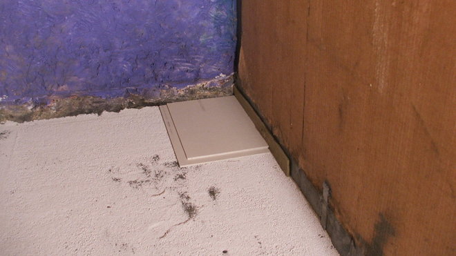 Etape 8 : Commencez la pose des plaques contre la paroi la plus éloignée de l’accès du local avec la plaque découpée (sans les battues supérieures).