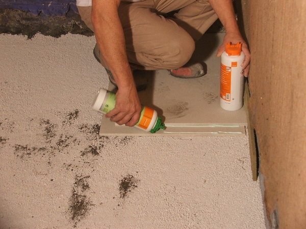 Etape 9 : Appliquez la colle en deux cordons sur la battue inférieure de la plaque avant de la recouvrir par la battue supérieure de la plaque suivante.