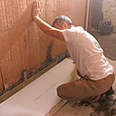 Etape 10 : Recouvrez la première plaque par la battue supérieure de la plaque suivante. Procédez à l’assemblage des plaques de sol par rangées successives en prenant soin de décaler les joints entre les plaques d’une rangée à l’autre d’au moins 20 cm. Etape 10 : Recouvrez la première plaque par la battue supérieure de la plaque suivante. Procédez à l’assemblage des plaques de sol par rangées successives en prenant soin de décaler les joints entre les plaques d’une rangée à l’autre d’au moins 20 cm.