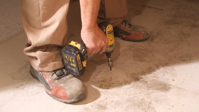 Etape 11 : Vissez (ou agrafez) les battues l’une sur l’autre, de façon à assurer la compression nécessaire à la parfaite tenue du collage.