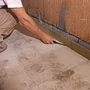 Etape 12 : Coupez les bandes résilientes au niveau de la plaque. Etape 12 : Coupez les bandes résilientes au niveau de la plaque.