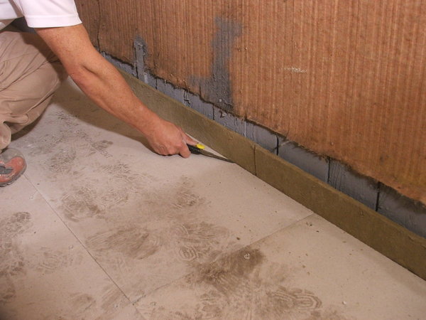 Etape 12 : Coupez les bandes résilientes au niveau de la plaque.