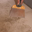 Etape 13 : Après 24 heures de séchage, raclez les éventuels excédents de colle durcie à l’aide d’une spatule. Etape 13 : Après 24 heures de séchage, raclez les éventuels excédents de colle durcie à l’aide d’une spatule.