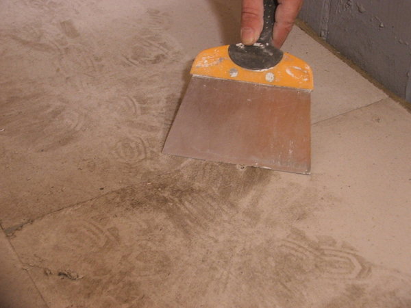 Etape 13 : Après 24 heures de séchage, raclez les éventuels excédents de colle durcie à l’aide d’une spatule.