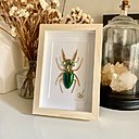 Noboru Hoareau utilise une grand variété de matériaux : organza, soie, pierre, cannetille, bullion, cabochon, stone, lame, tulle, silk, jais, rayonne, Swarovski !