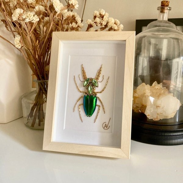 Noboru Hoareau utilise une grand variété de matériaux : organza, soie, pierre, cannetille, bullion, cabochon, stone, lame, tulle, silk, jais, rayonne, Swarovski !