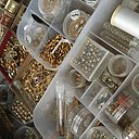 Dans les tiroirs de l'Atelier Noboru, les perles, strass, et fils sont classés par couleurs.