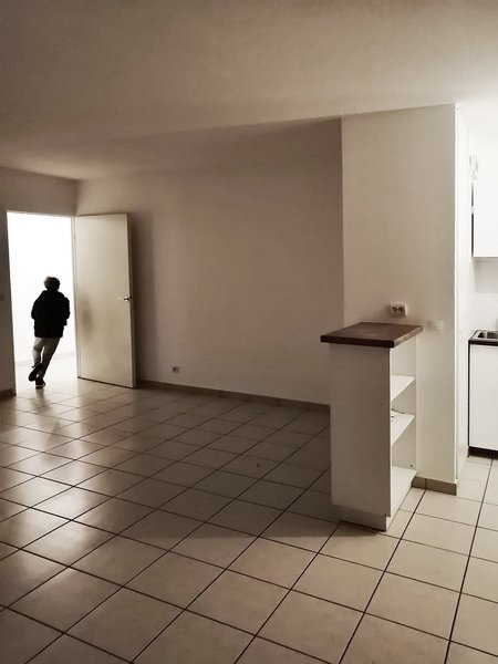 Avant les travaux et l’intégration de la cuisine, la pièce à vivre avec ses grandes dalles de carrelage froides et démodées.