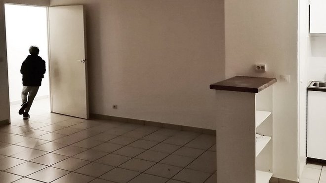 Avant les travaux et l’intégration de la cuisine, la pièce à vivre avec ses grandes dalles de carrelage froides et démodées.