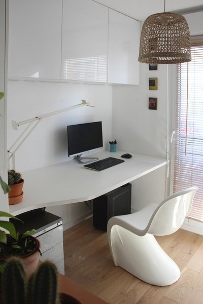 Le plan de travail et les rangements se fondent avec les murs. L’espace, nappé de blanc, est valorisé.