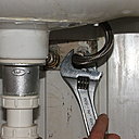 Etape 1 : avant toute opération, couper le compteur d’eau, puis dévisser les flexibles.