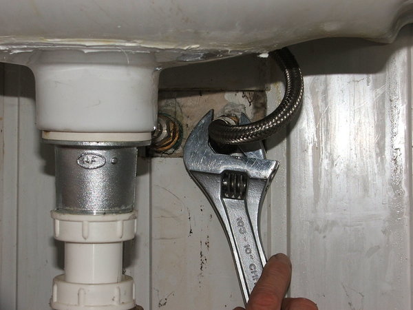 Etape 1 : avant toute opération, couper le compteur d’eau, puis dévisser les flexibles.