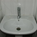 Avant le remplacement : l’ancien mitigeur de salle de bains usé et terni par le temps.