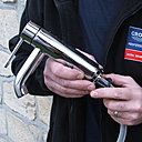 Etape 4 :  préparation du nouveau robinet. Fixer les flexibles sous le robinet, ainsi que les deux tiges filetées à mi-hauteur. Poser le joint à la base du robinet.