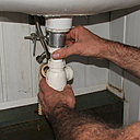 Etape 2 :  desserrer le siphon du lavabo, puis dévisser et sortir la bonde.