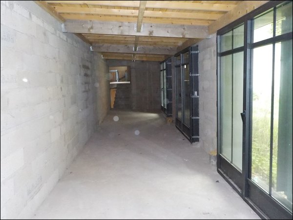 Avant les travaux : l’espace cuisine avant aménagement, composé en enfilade.