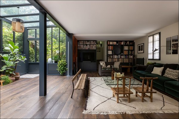 L’espace salon profite du volume et de la lumière de l’extension.