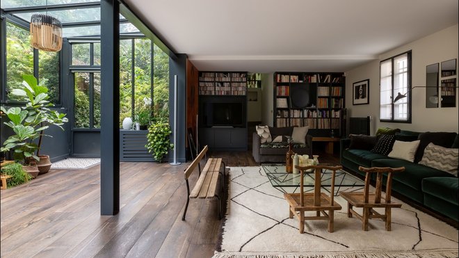 L’espace salon profite du volume et de la lumière de l’extension.