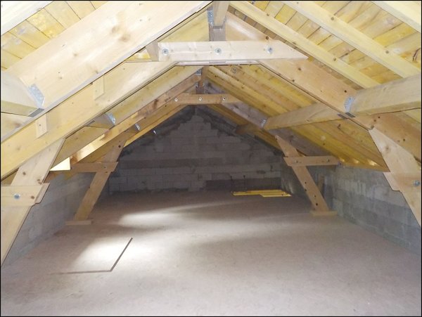 Avant les travaux d’aménagement, l’espace sous les toits, aujourd’hui dédié aux enfants.