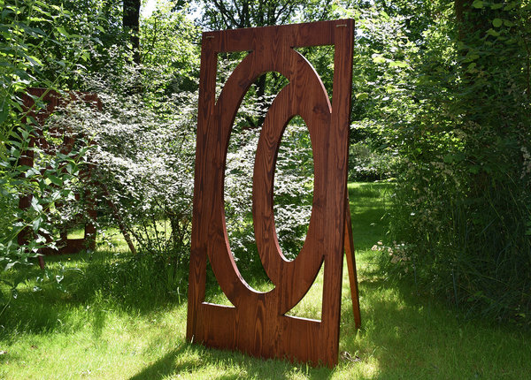 Violoniste et paysagiste Formé à l'Ecole de Versailles, Damien Hillard a créé les Land Ji, au confluent de la musique et de l’art du jardin. Chaque instrument, fabriqué artisanalement, possède un veinage unique.