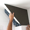 Étape 8 : pose des panneaux sur les bandeaux de colle polymère. Étape 8 : pose des panneaux sur les bandeaux de colle polymère.