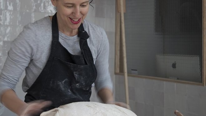 Architecte d’intérieur talentueuse, Claire Escalon s’est récemment reconvertie en boulangère bio et propose de délicieux gros pains bio et rustiques à la coupe et au poids dans son Atelier boulangerie « Elements ».