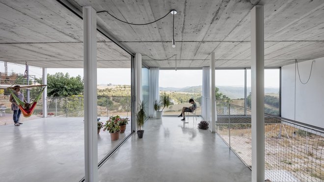 Les espaces ouverts sont simplement rythmés par des piliers en acier.