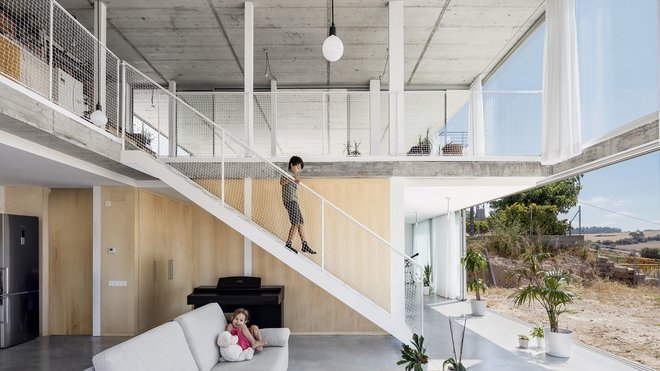 Un escalier en acier laqué blanc relie les deux niveaux d’habitation.