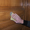 Etape 1 : à l’aide d’un papier de verre, grain fin 180, poncer la surface de l’emplacement du nouveau pommeau à venir ; veiller à ne pas déborder sur le reste du pourtour de l’emplacement.