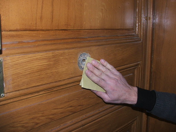 Etape 1 : à l’aide d’un papier de verre, grain fin 180, poncer la surface de l’emplacement du nouveau pommeau à venir ; veiller à ne pas déborder sur le reste du pourtour de l’emplacement.