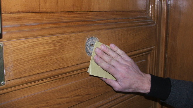 Etape 1 : à l’aide d’un papier de verre, grain fin 180, poncer la surface de l’emplacement du nouveau pommeau à venir ; veiller à ne pas déborder sur le reste du pourtour de l’emplacement.