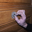 Etape 2 : poser à blanc la tige filetée sur platine au centre de l’emplacement du pommeau à venir, ceci afin de faire les repères de perçages.