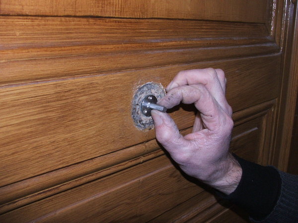 Etape 2 : poser à blanc la tige filetée sur platine au centre de l’emplacement du pommeau à venir, ceci afin de faire les repères de perçages.