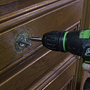 Etape 4 : visser les trois trous de la tige filetée sur platine ; utiliser de préférence un outillage électroportatif, à défaut un tournevis cruciforme fera l’affaire.