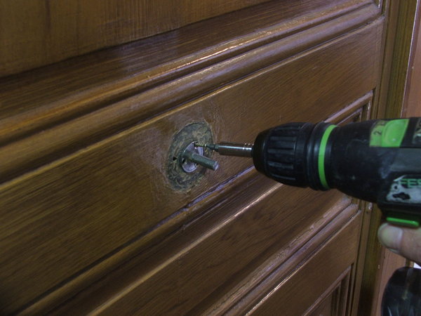 Etape 4 : visser les trois trous de la tige filetée sur platine ; utiliser de préférence un outillage électroportatif, à défaut un tournevis cruciforme fera l’affaire.