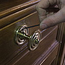 Etape 6 : visser ensuite le pommeau sur la tige filetée ; l’ensemble de la construction (rosace + pommeau) est assemblé et retenu à l’aide d’une vis pointeau que l’on serre avec une clé Allen. Idéalement cette vis doit être placée sous le pommeau pour la cacher à l’œil est ainsi disposer d’une esthétique irréprochable. Par souci de visibilité pour les photos réalisées nous l’avons placée ici sur le dessus du pommeau, mais c’est plus discret dessous.