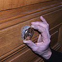 Etape 5 : installer ensuite la base du pommeau sous forme de rosace/platine en la vissant sur la tige filetée.