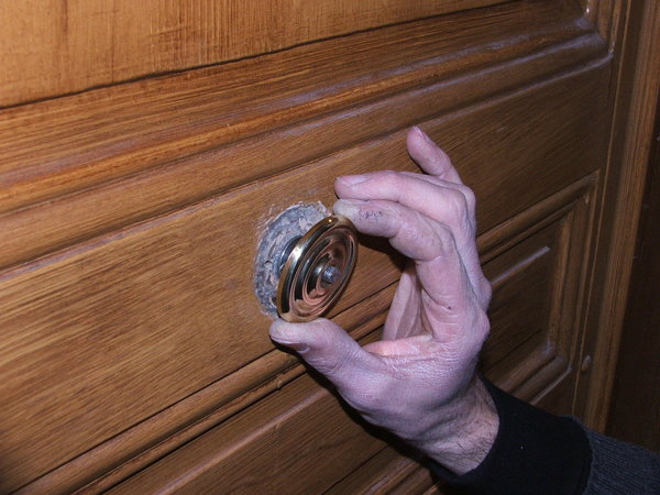 Etape 5 : installer ensuite la base du pommeau sous forme de rosace/platine en la vissant sur la tige filetée.