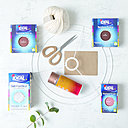 Le matériel : de la teinture textile Ideal , du coton, des ciseaux , une paire de gants et des cercles de métal + une bombe de peinture couleur cuivre