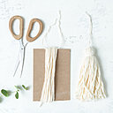 1- Enrouler le coton autour d'un carton pour créer des glands de 14 cm de haut.